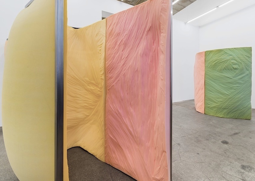 Claudia Piepenbrock: Kabinenbogen, â€ºteilentspanntâ€¹, 2017/19, Installation View, Josef Filipp Galerie 

